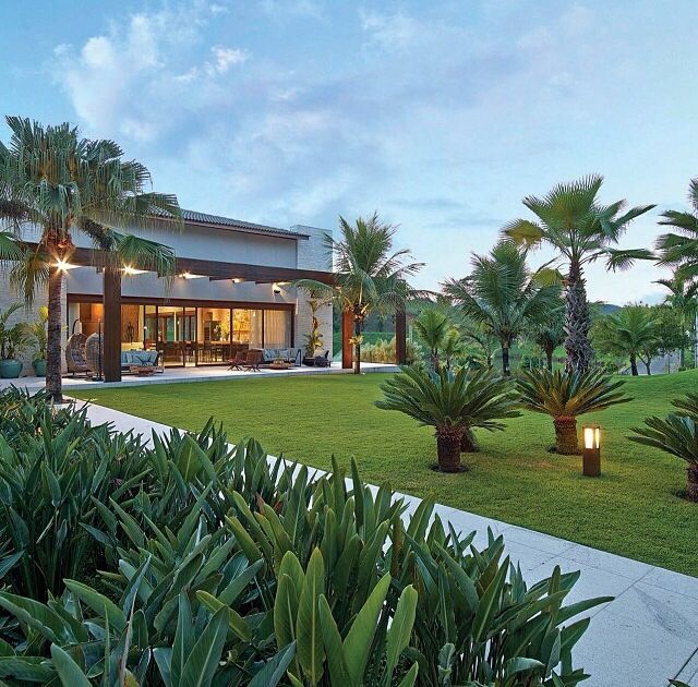 Paisagismo residencial com jardim amplo